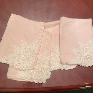 Beautiful cloth napkins with lace flowers 4 never used
